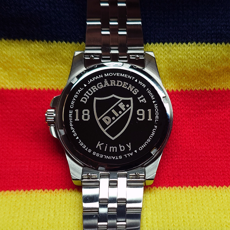 En elegant Karl Gran Furusund Blue,  med naturligt utseende och känsla. Detaljerad utformning med realistiskt bladverk. 1