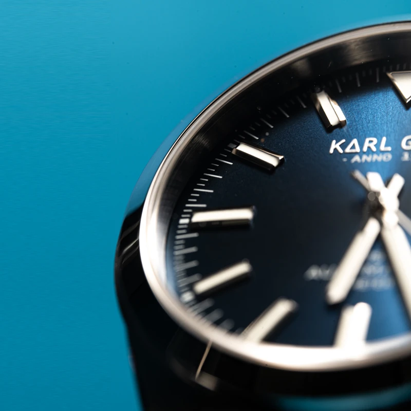 En elegant Karl Gran Vätö Blue,  med naturligt utseende och känsla. Detaljerad utformning med realistiskt bladverk. 1