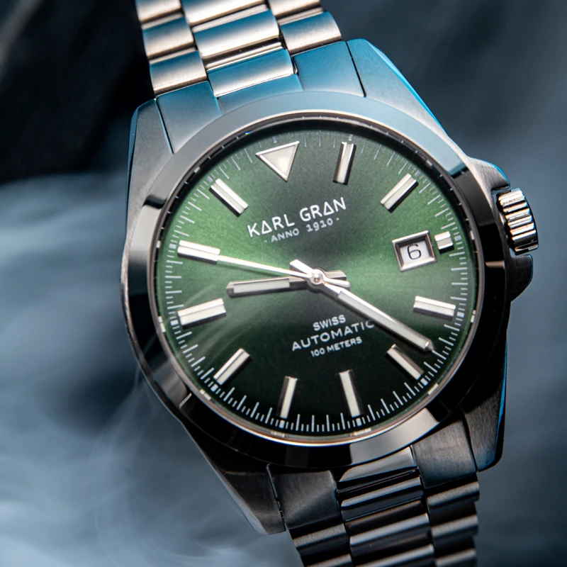 En elegant Karl Gran Vätö Green,  med naturligt utseende och känsla. Detaljerad utformning med realistiskt bladverk. 1