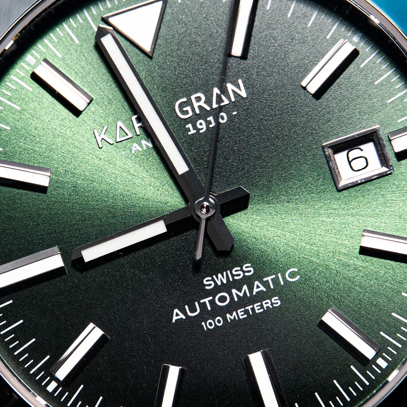 En elegant Karl Gran Vätö L-Green,  med naturligt utseende och känsla. Detaljerad utformning med realistiskt bladverk. 1